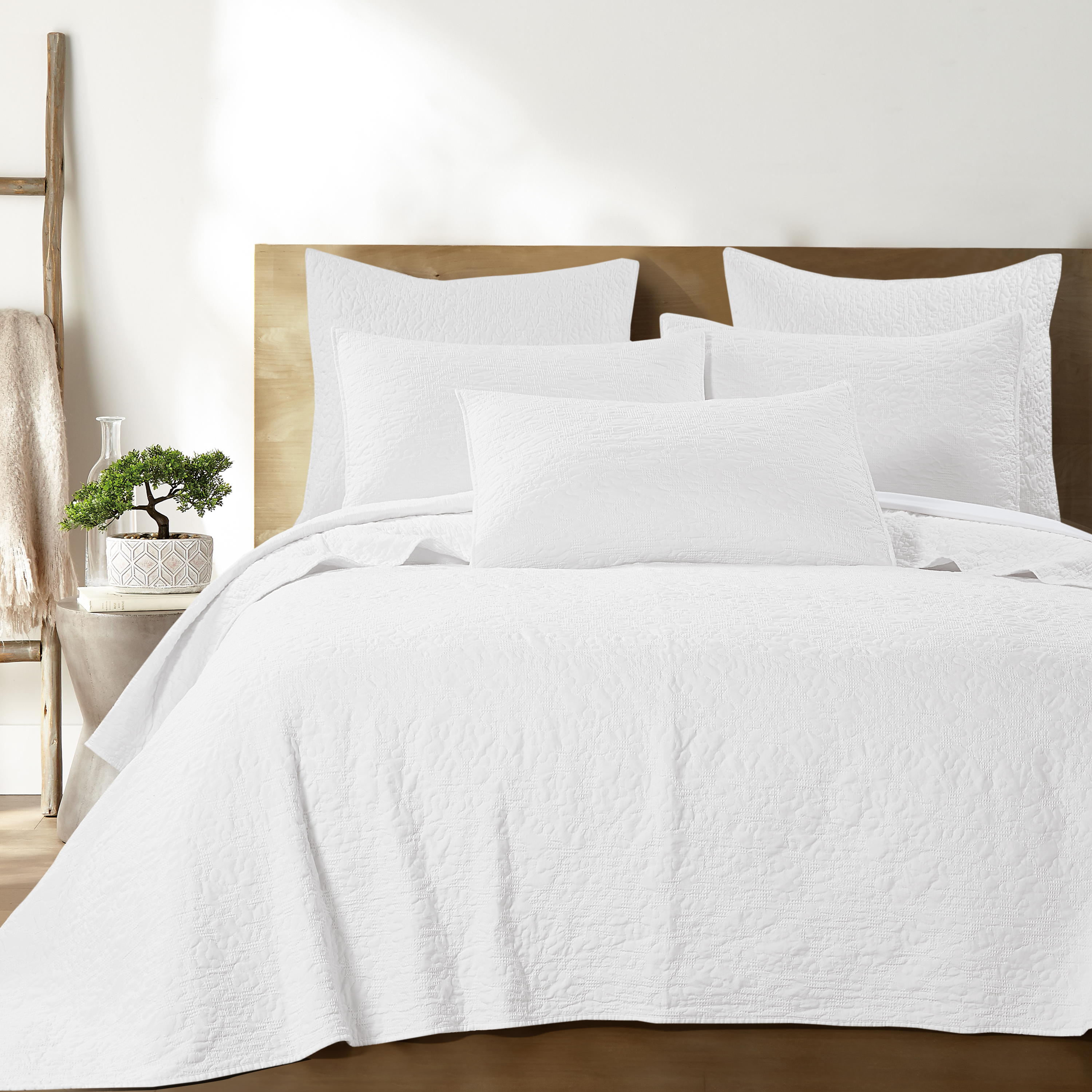 Homthreads - Emory Quilt Set -Twin Quilt + Two Standard Pillow Shams - Microfiber Waffle Jacquard - Scroll Leaf - White - Quilt Size (68 x 86 in.) and Pillow Sham Size (26 x 20 in.)